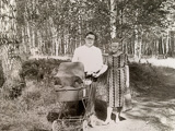 1981 год. Новосибирск, Академгородок. С мамой Ниной Андреевной и первым внуком Данилой.