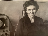 Жена Валентина Константиновна в лаборатории. Институт неорганической химии, 1960 год.